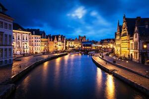 graslei rue et canal dans le soir. Gand, Belgique photo