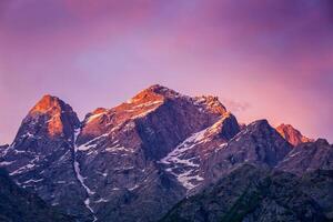 le coucher du soleil dans himalaya photo