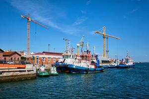 Port de Lisbonne avec amarré remorqueurs photo