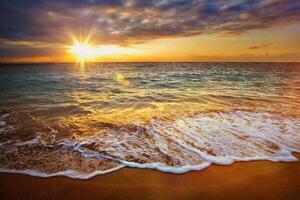 calme océan pendant tropical lever du soleil photo