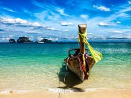 Bateau à longue queue sur la plage, Thaïlande photo