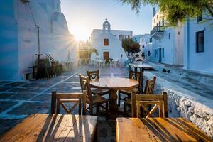 café table dans pittoresque des rues de Mykonos chœur ville dans célèbre touristique Mykonos île, Grèce photo