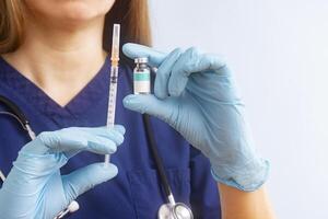 Fiole vaccin et jetable seringue pour injection dans médecin mains photo