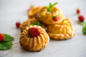 cuit sucré fromage blanc petits gâteaux avec Frais des fraises et menthe photo