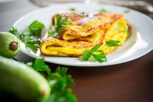 frit omelette avec courgette, sur une en bois tableau. photo