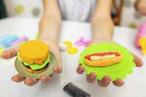 Créatif récréation avec pâte à modeler nourriture photo