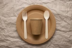 en bois fourchette, cuillère sur papier carton assiette sur froissé papier Contexte photo