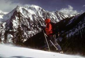 skieur dans tempête de neige photo