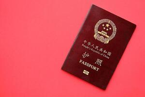 rouge passeport de gens république de Chine. prc chinois passeport sur brillant Contexte photo