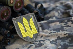 ukrainien armée symbole sur machine pistolet ceinture mensonges sur ukrainien pixelisé militaire camouflage photo