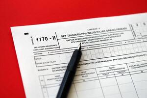 indonésien impôt forme 1770-2 individuel le revenu impôt revenir et stylo sur table photo