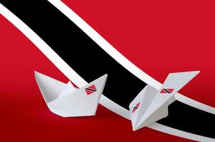 Trinidad et Tobago drapeau représenté sur papier origami avion et bateau. Fait main les arts concept photo