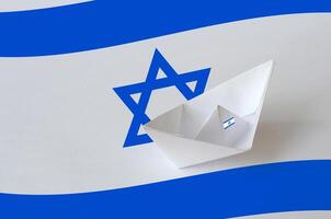 Israël drapeau représenté sur papier origami navire fermer. Fait main les arts concept photo