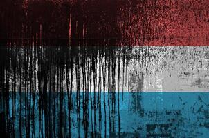 Luxembourg drapeau représenté dans peindre couleurs sur vieux et sale pétrole baril mur fermer. texturé bannière sur rugueux Contexte photo