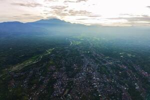 le beauté de le Matin panorama avec lever du soleil dans Indonésie village photo