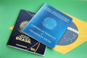 passeport de Brésil et travail carte avec brésilien reais argent factures sur drapeau Contexte photo