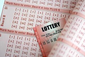 rouge loterie billet mensonges sur rose jeux d'argent feuilles avec Nombres pour marquage à jouer loterie photo