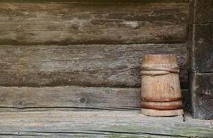 vieux en bois baril dans coin de vieux en bois maison photo