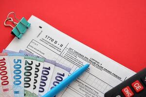 indonésien impôt forme 1770 s - 2 individuel le revenu impôt revenir et stylo sur table photo