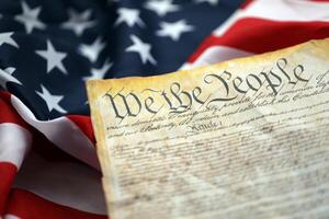 préambule à le Constitution de le uni États et américain drapeau proche en haut photo