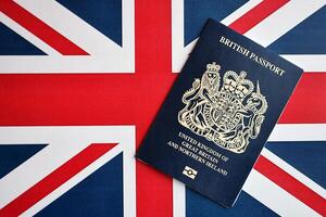 bleu Britanique passeport sur nationale drapeau Contexte proche en haut photo