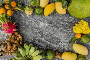 exotique fruit assortiment sur gris pierre photo