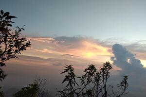 magnifique le coucher du soleil sur le Montagne avec nuage et ciel photo