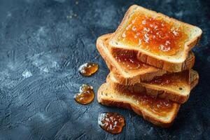 ai généré toasts avec des fruits confiture sur cuisine table professionnel La publicité nourriture la photographie photo