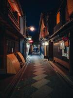 foncé rue vide dans tokyo photo