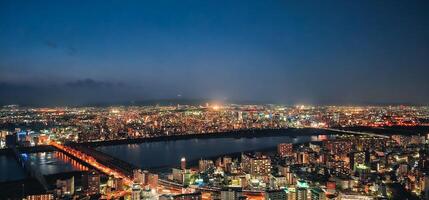 le soir ciel et le lumières de Japon photo