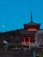 lune plus de le rouge pagode dans tokyo photo