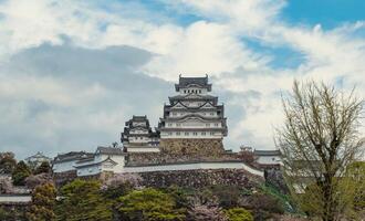 des nuages et ciel derrière un vieux Japon tombeau photo