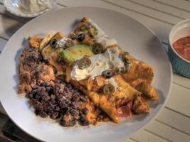 Haut vue de poulet enchiladas sur blanc Naturel bois surface photo