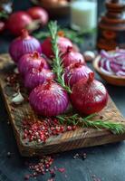 ai généré rouge oignons et épices sur en bois Coupe planche photo