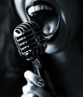 ai généré fermer de une femme en chantant dans une ancien microphone. noir et blanc photo. photo