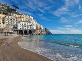 le magnifique amalfi côte dans Italie est célèbre pour ses Stupéfiant côtier vues, charmant villages, et riches culturel patrimoine. photo