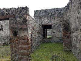 Pompéi, le ancien romain ville enterré par le éruption de monter le Vésuve, des stands comme une unesco monde patrimoine placer, offre une unique aperçu dans du quotidien la vie pendant le romain Empire. photo