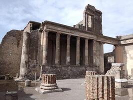 Pompéi, le ancien romain ville enterré par le éruption de monter le Vésuve, des stands comme une unesco monde patrimoine placer, offre une unique aperçu dans du quotidien la vie pendant le romain Empire. photo