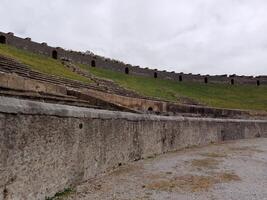 Pompéi, le ancien romain ville enterré par le éruption de monter le Vésuve, des stands comme une unesco monde patrimoine placer, offre une unique aperçu dans du quotidien la vie pendant le romain Empire. photo