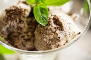 fait maison la glace crème avec pièces de râpé foncé Chocolat photo