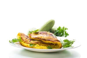 frit omelette avec courgettes,dans une assiette sur une blanc Contexte. photo