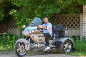 homme séance sur une moto 1 photo