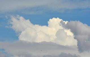 photo de une vue de des nuages et clair bleu ciel