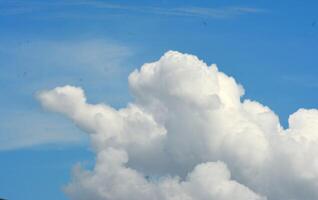 photo de blanc des nuages et clair bleu ciel dans été