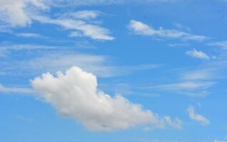 photo de des nuages et clair bleu ciel