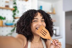 Jeune africain américain femme nourriture blogueur prise une selfie avec une soudeur photo