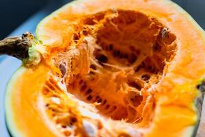 Coupe une citrouille dans le cuisine pour cuisine et gelé photo