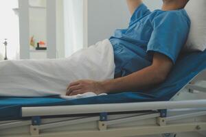 sérieusement mauvais homme mensonge sur une lit dans le hôpital. moniteurs spectacle le sien vital panneaux. quartier est nettoyer et nouveau. photo