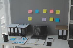 studio espace de travail avec portable ordinateur et Bureau fournitures. travail de maison. avec copie espace photo