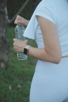 Jeune femme en buvant protéine secouer en plein air photo